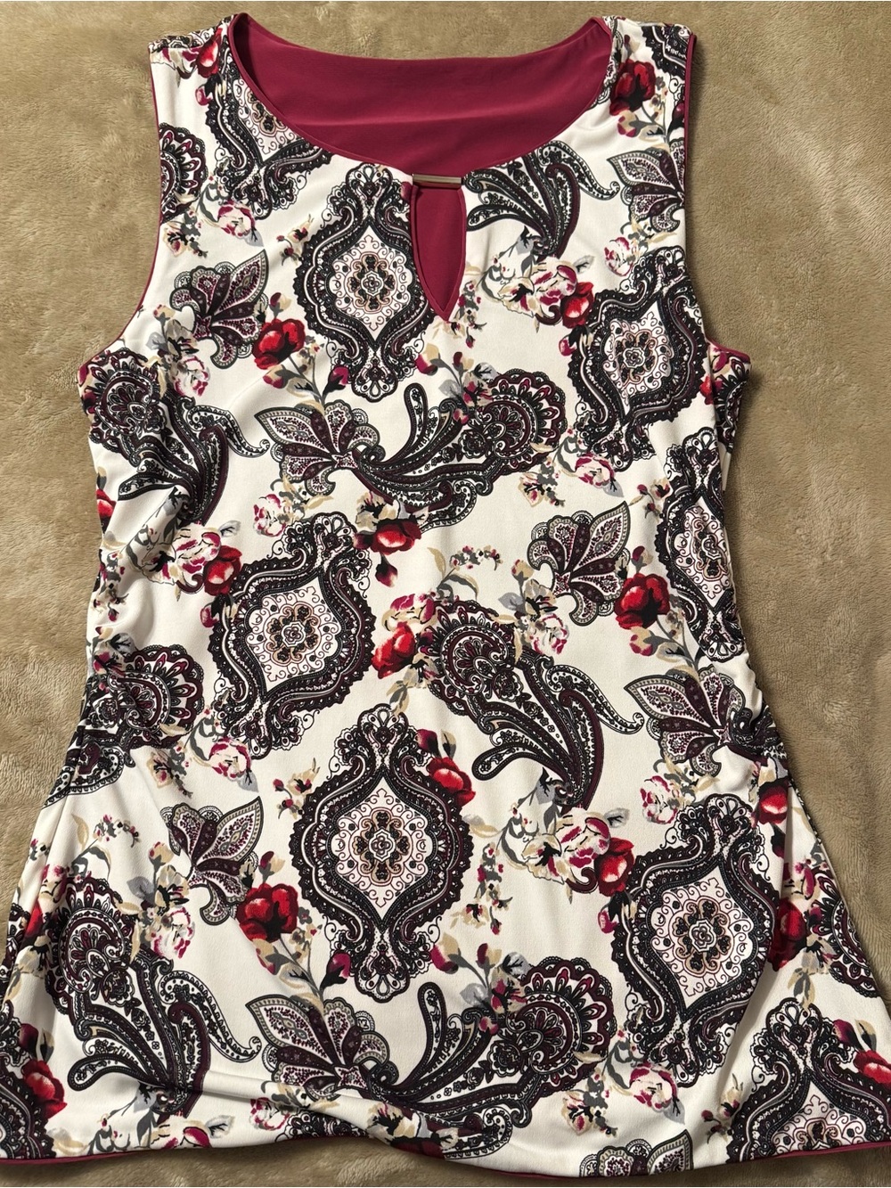 Sleeveless Floral Paisley Keyhole Top - Burgundy/White